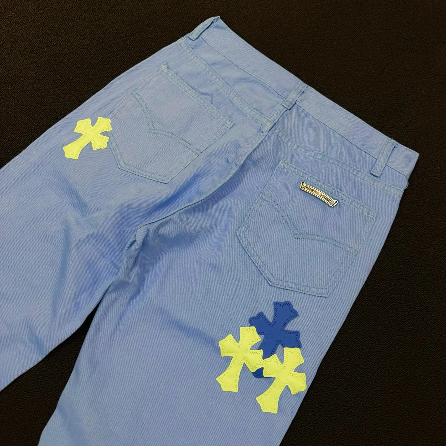 P280 Style number: D380 Chrome hearts CH grams new dopamine blue classic cross-fit leather jeans Size: s-xl (28 30 32 34) Color: dopamine light blue Size reference 28 pants length 100 waist circumference 72 30 pants length 101 waist circumference 76 32 pants length 103 waist circumference 80 34 pants length 104 waist circumference 84